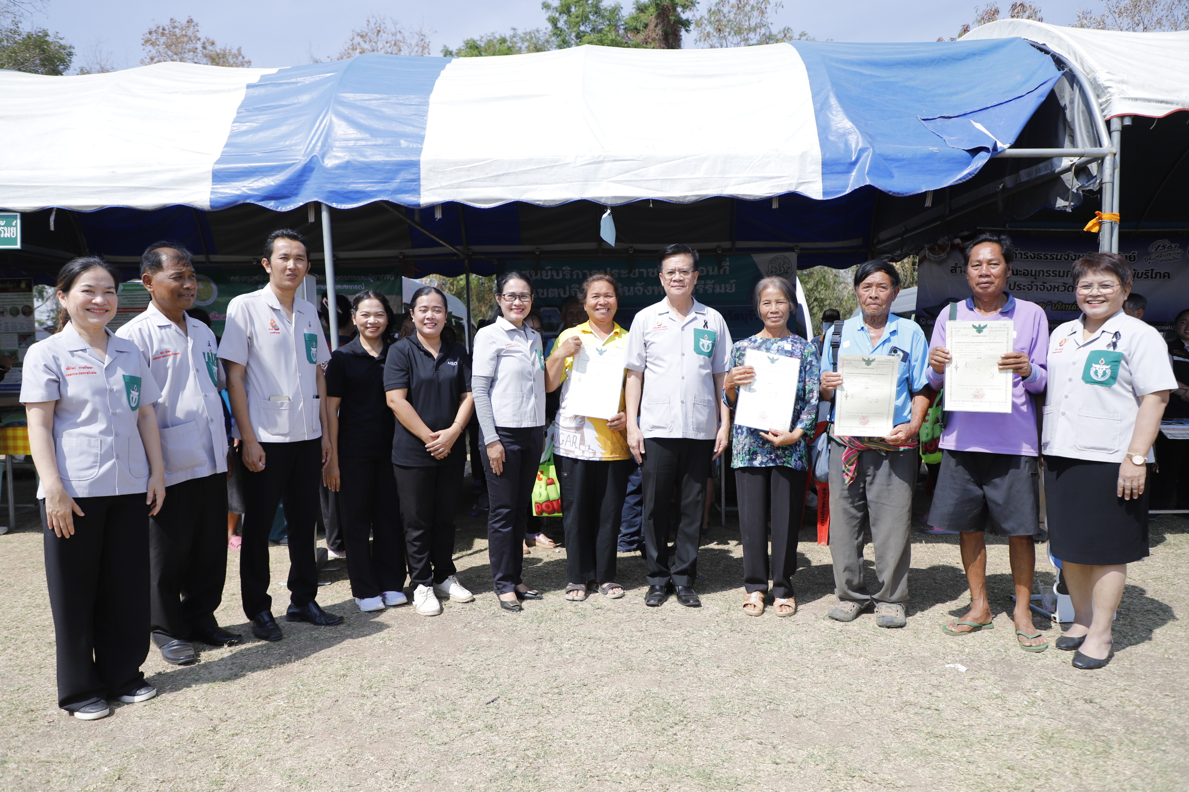 title - วันศุกร์ที่ 20 กุมภาพันธ์ 2569 นายประเสริฐ กาญจนเกียรติกุล ปฏิรูปที่ดินจังหวัดบุรีรัมย์ มอบหมายให้นางนวลละออง ชูมาตย์ ผู้อำนวยการกลุ่มยุทธศาสตร์ฯ พร้อมด้วยเจ้าหน้าที่ ส.ป.ก.บุรีรัมย์ ร่วงงานหน่วยแพทย์ พอ.สว. และโครงการบำบัดทุกข์ บำรุงสุข วิถีใหม่ สร้างรอยยิ้มให้ประชาชน